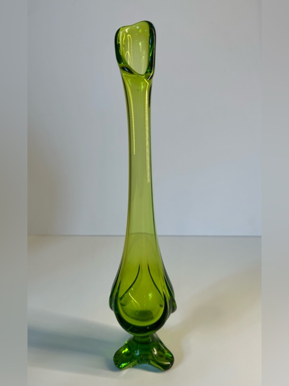 Vintage Viking Epic Drape Green 3 Toed/Footed Bud Swung Vase